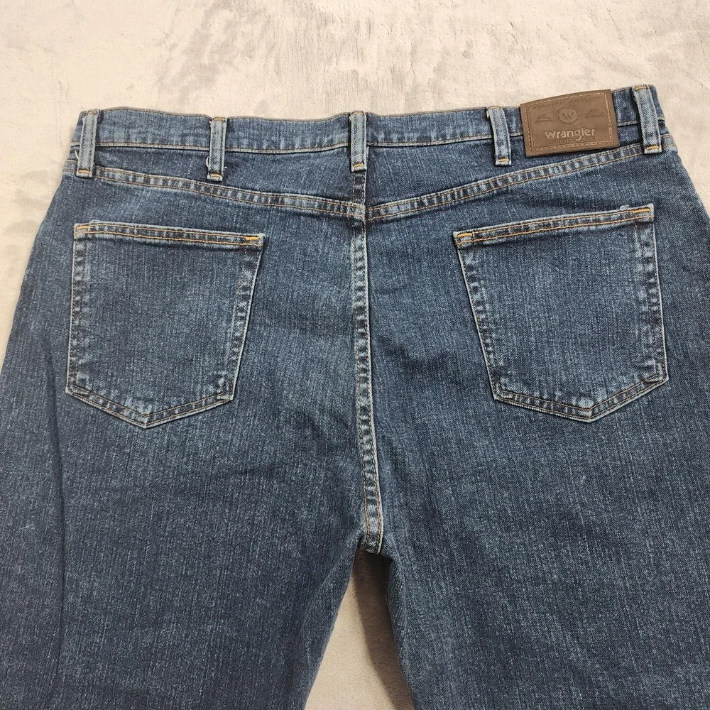 Wrangler Jeans Mens 40x30 Blue Medium Wash Relaxed Fit Straight Denim Casual